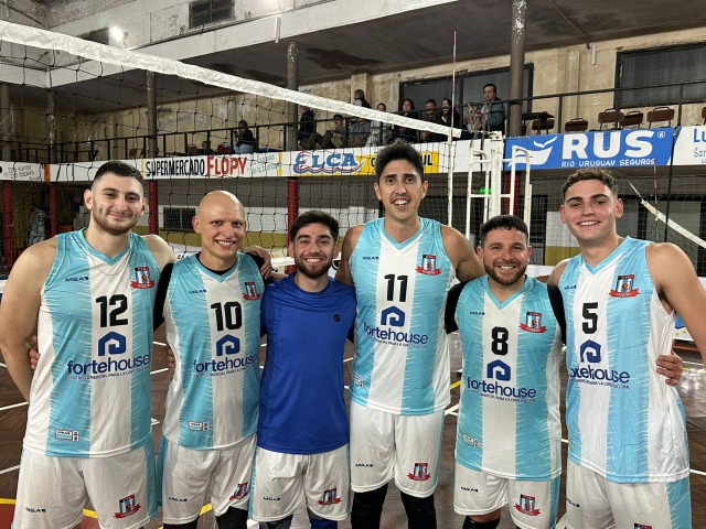 Jugadores olavarriense presentes en una exhibicin en Los Toldos